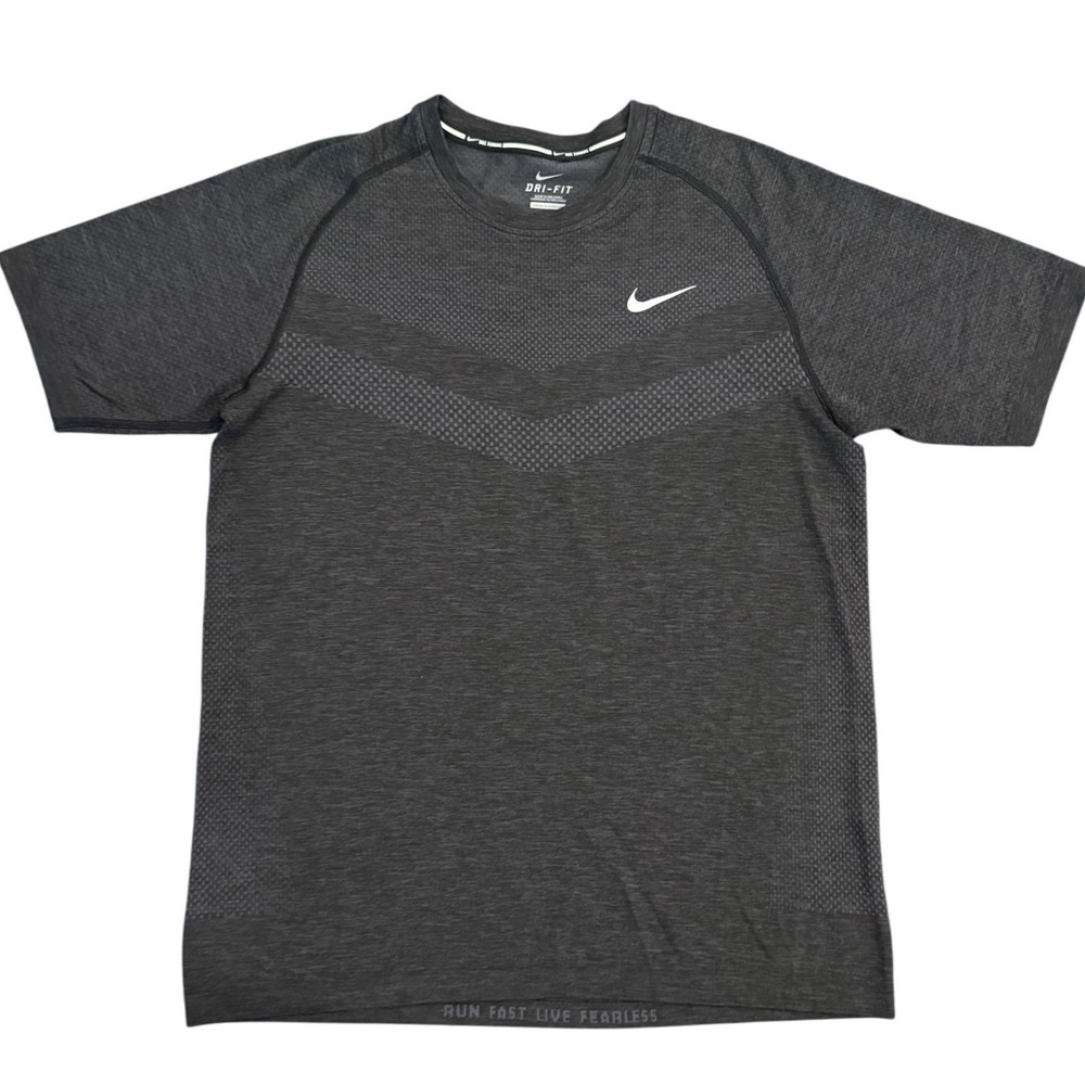 Nike Running Dri-FIT Shirt Mens Medium Gray Short Sleeve Seamless Training Top